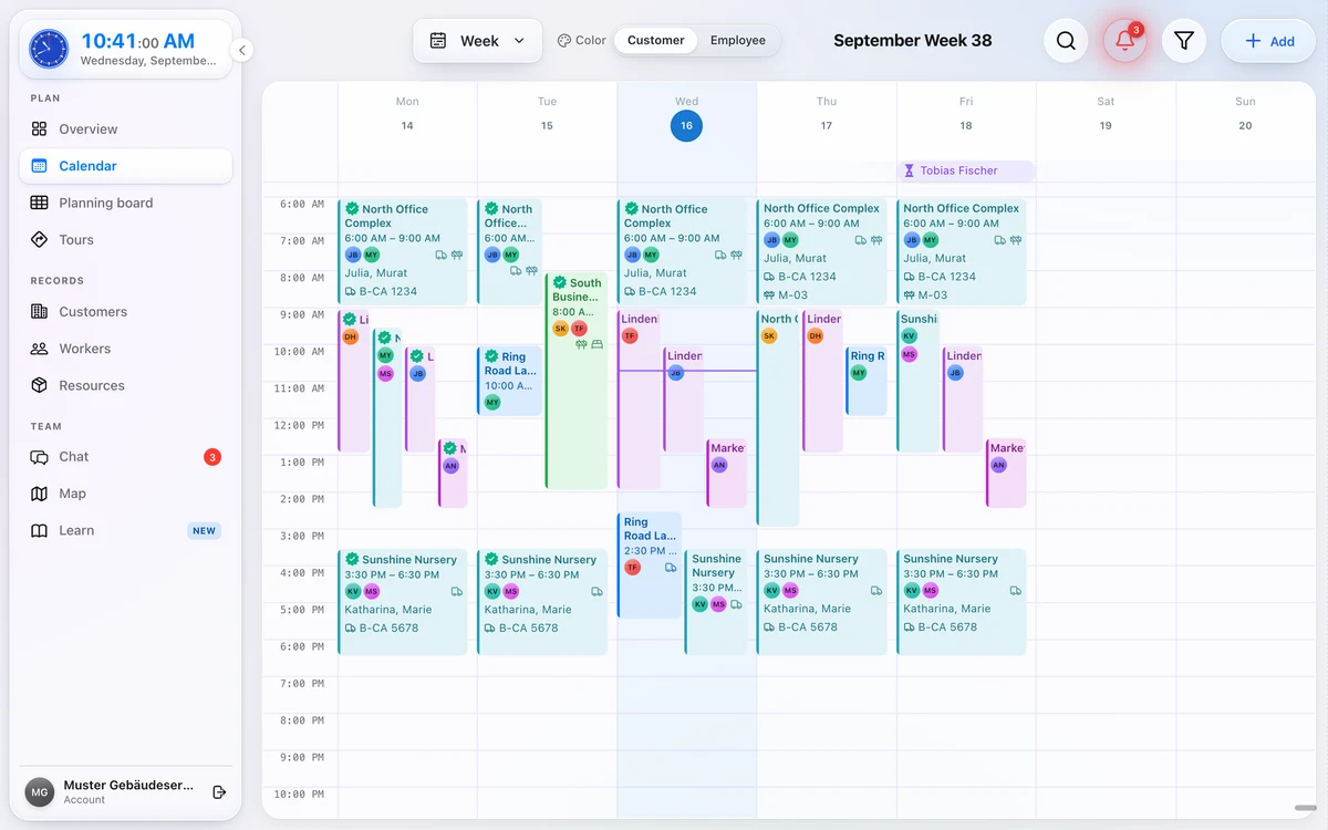 Crew Active scheduling: week calendar with jobs, sites and assigned employees (sample data)