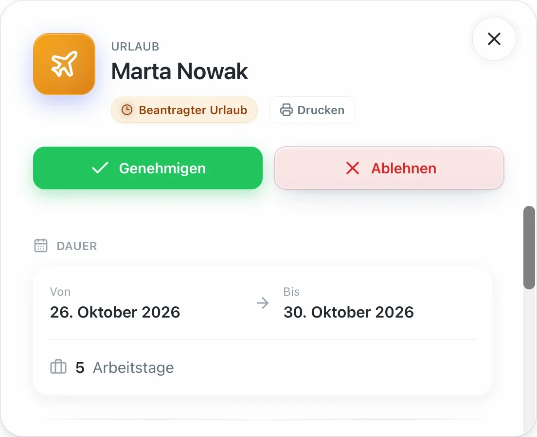 Crew Active im Büro: beantragter Urlaub von Marta Nowak, 26. bis 30. Oktober 2026, 5 Arbeitstage, mit den Knöpfen Genehmigen und Ablehnen (Beispieldaten)