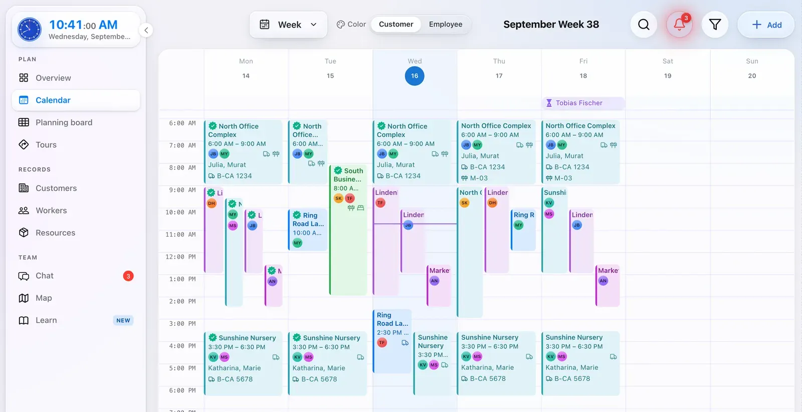Crew Active scheduling: week calendar with jobs, sites and assigned employees (sample data)