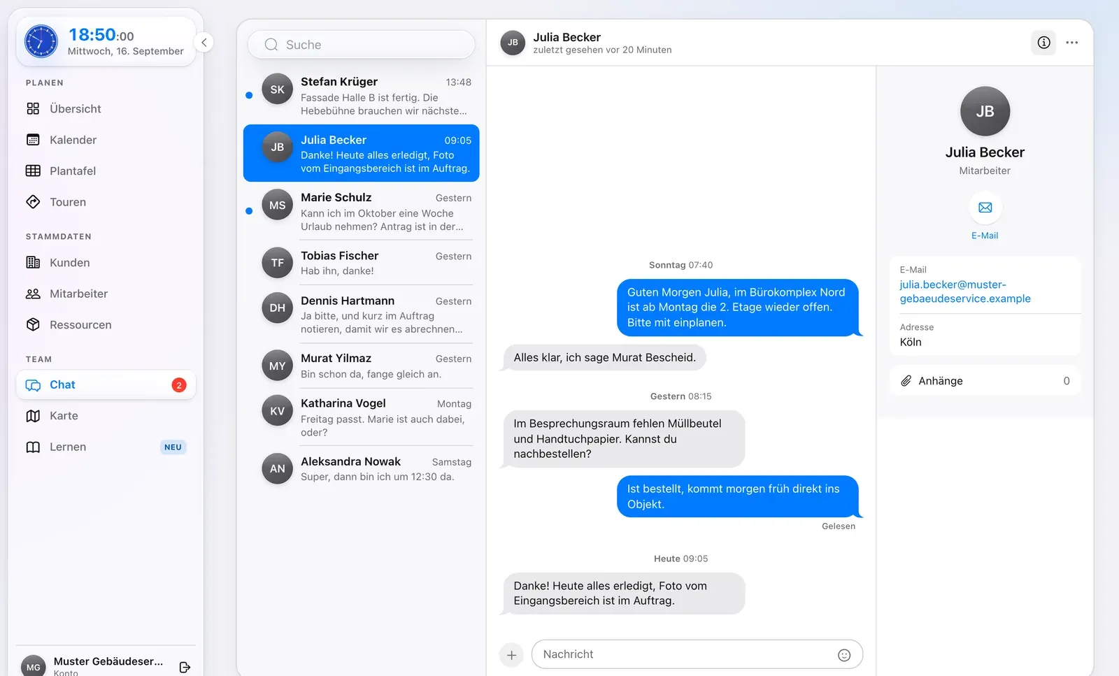 Team-Chat in Crew Active: Unterhaltung zwischen Büro und Mitarbeiterin mit Lesebestätigung (Beispieldaten)