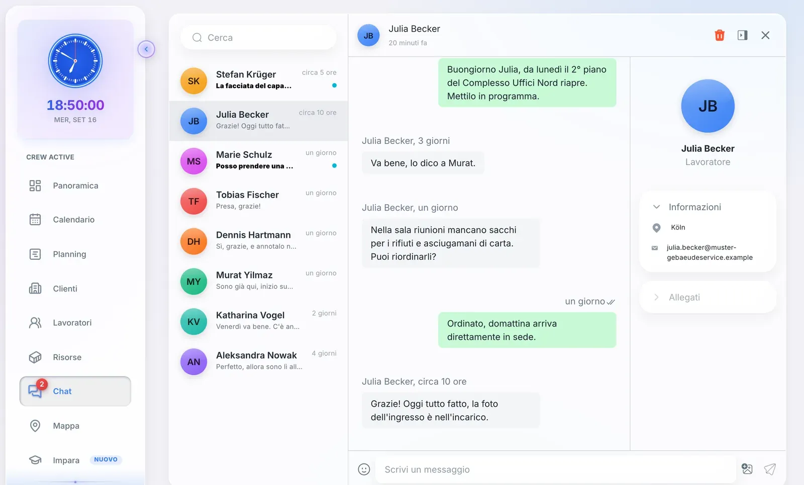 Chat di squadra in Crew Active: conversazione tra ufficio e dipendente con conferme di lettura (dati di esempio)